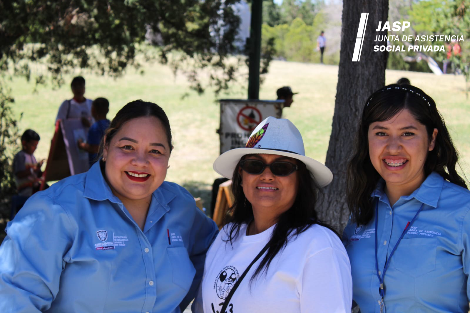 Personal de la JASP acompañados de la directora de OPI