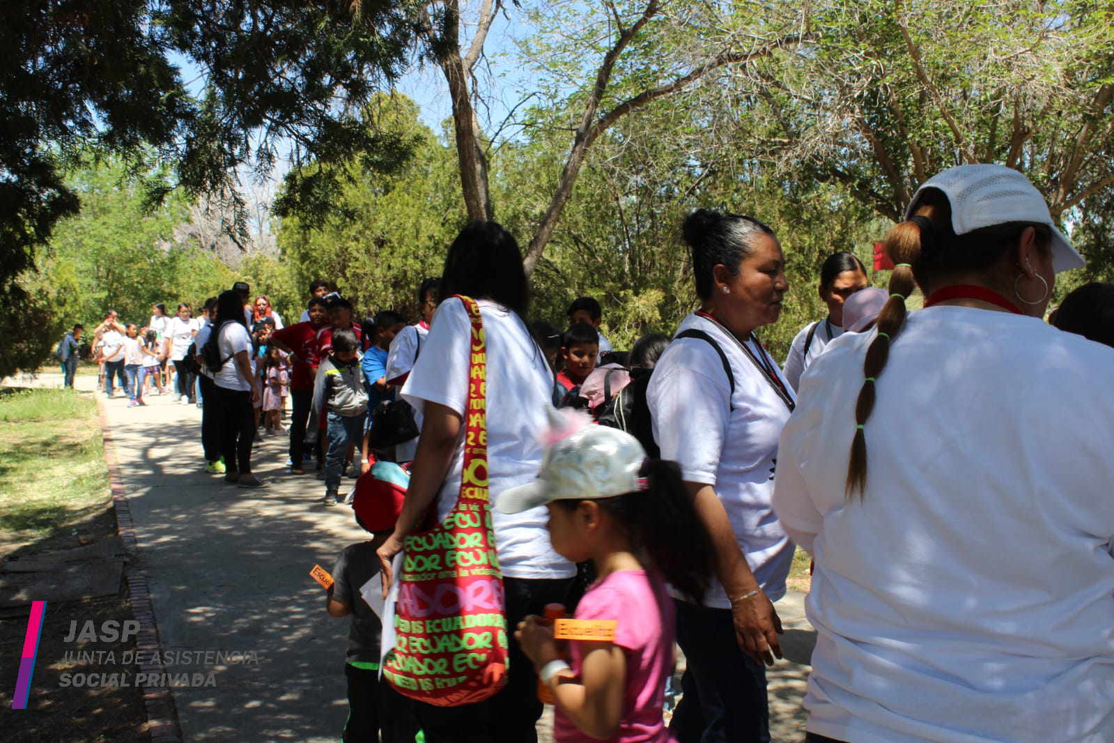 FILA PARA RECIBIR EL BOLO