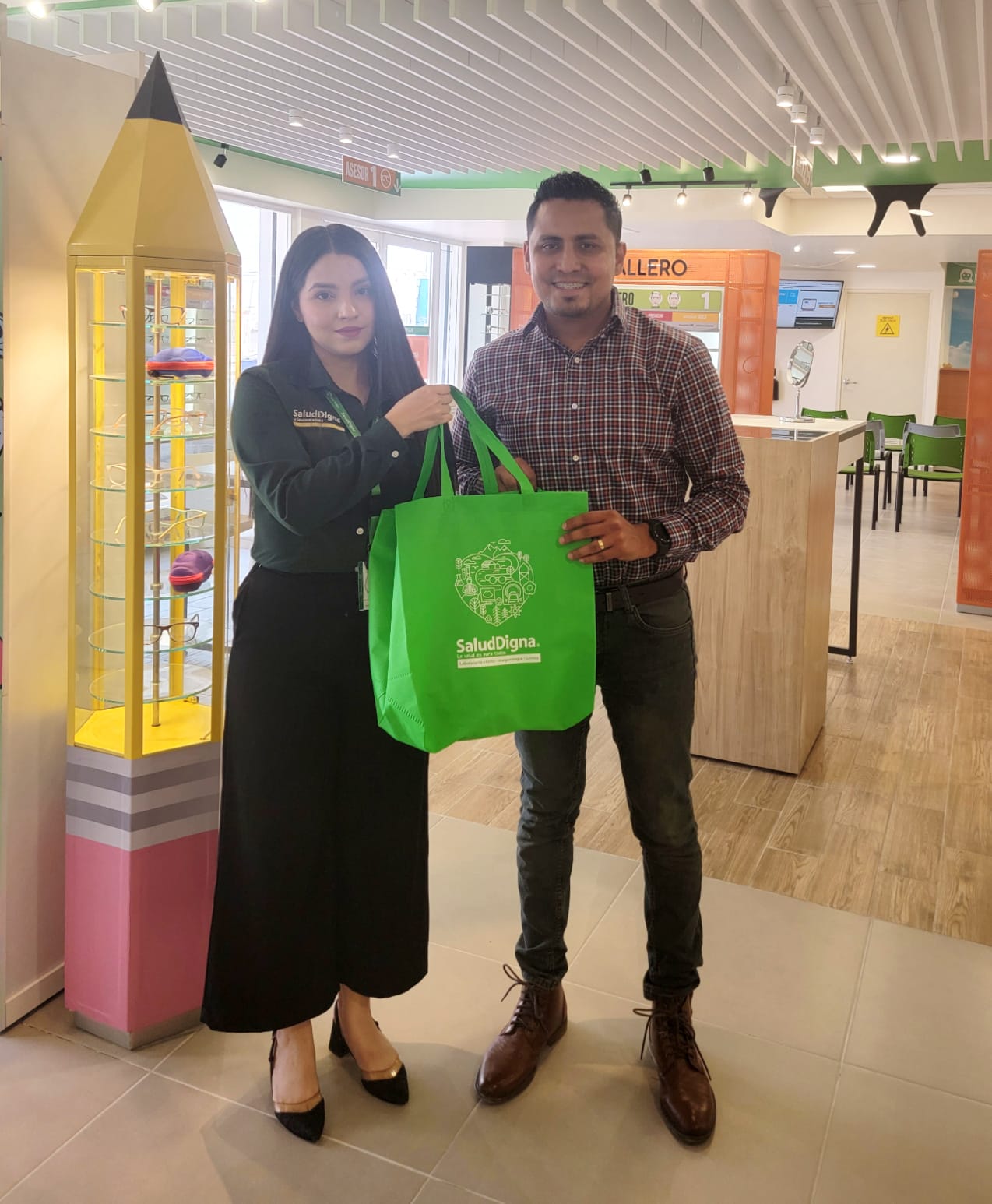 Director de centros comunitarios recibiendo las cortesías 