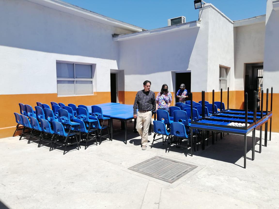 Mobiliario a diferentes escuelas