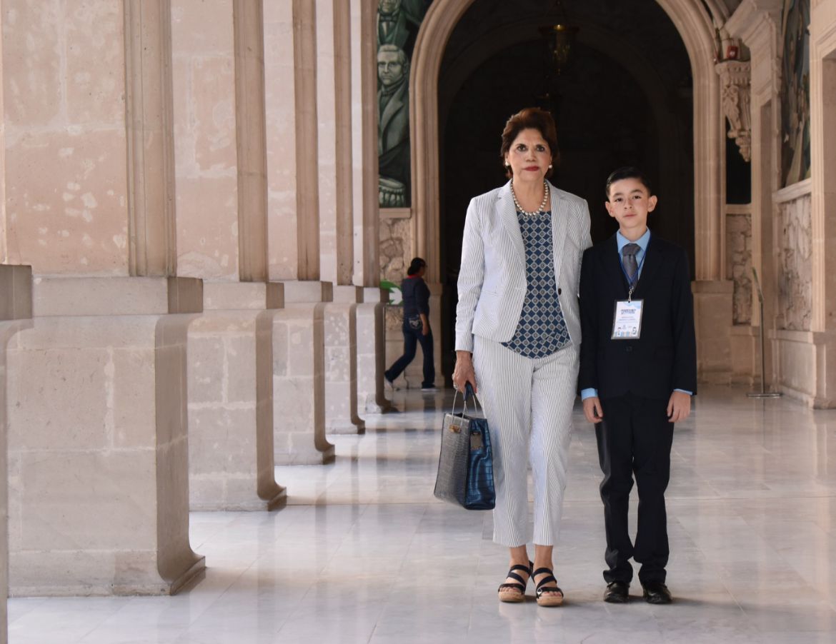 Secretaria María de los Ángeles Álvarez Hurtado y Aidán Mathías Navarrete Carrera.