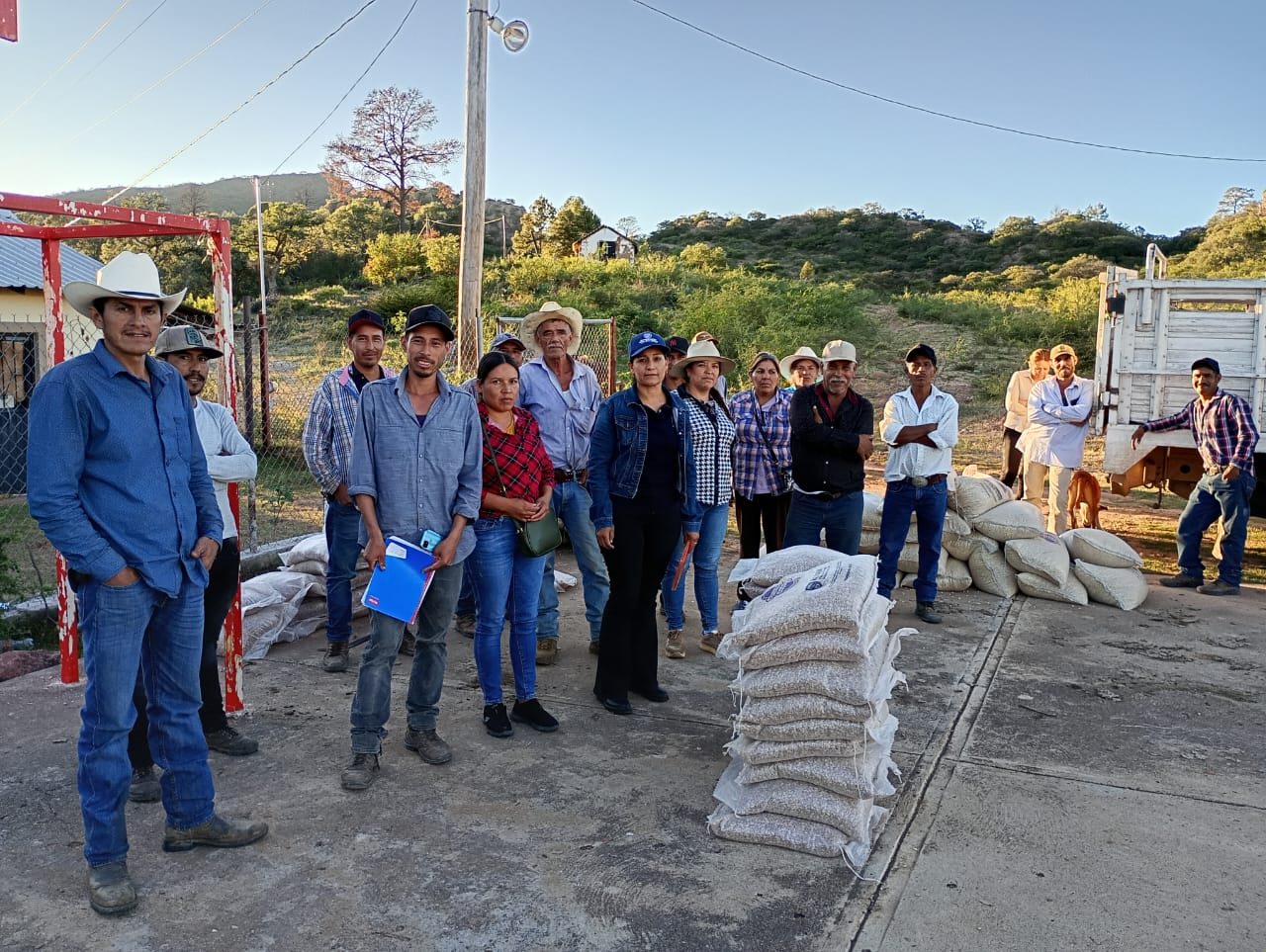 Un total de 160 familias fueron beneficiadas con paquetes de maíz y frijol